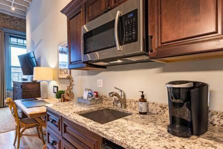 Hip Urban Loft - Small Town Charm - 124 Lofts #1 West Dundee المظهر الخارجي الصورة
